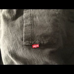 Black Levi’s T-shirt